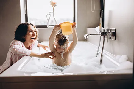 Madre bañando a su bebé tras contratar mantenimiento con Endesa