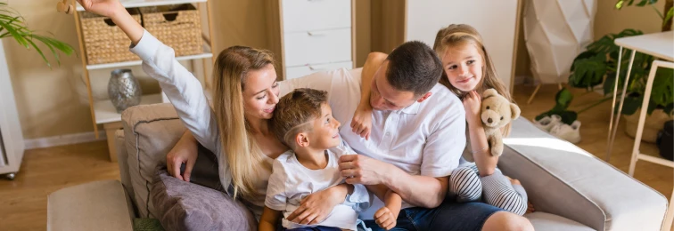 Mujer en casa tras contratar Endesa 3 periodos