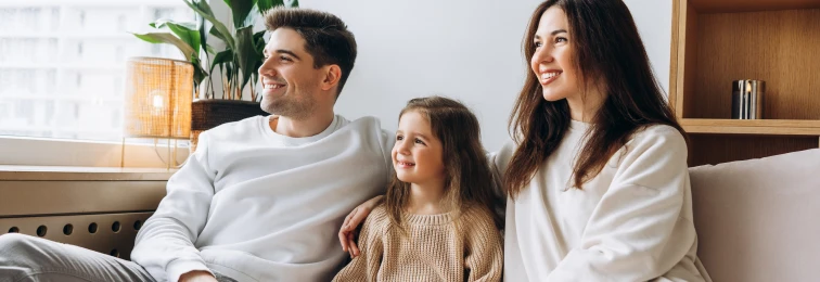 Familia feliz sonriendo tras contratar Endesa